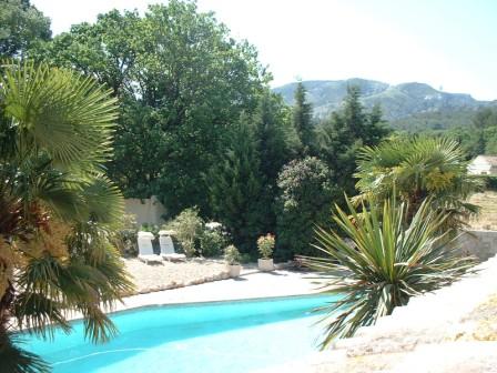 Gites piscine face aux Alpilles...