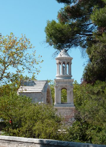 locations de vacances en gite avec piscine  saint remy provence